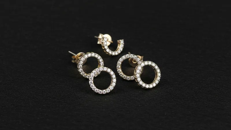 Les boucles d'oreilles créoles en émeraude