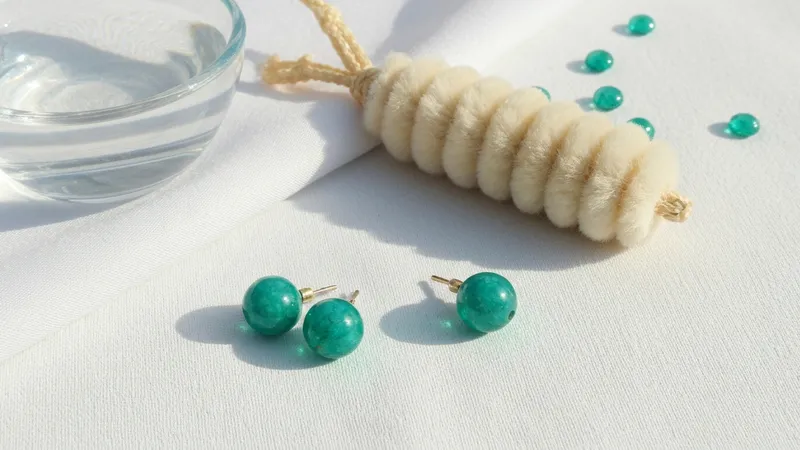 Nettoyage des boucles d'oreilles émeraude